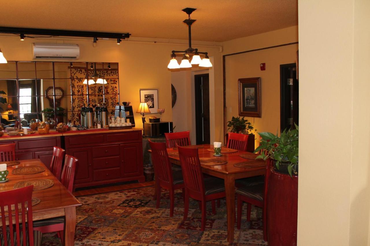 Iowa House Historic Inn Ames Buitenkant foto