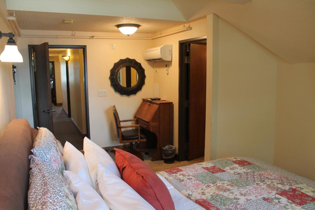 Iowa House Historic Inn Ames Buitenkant foto