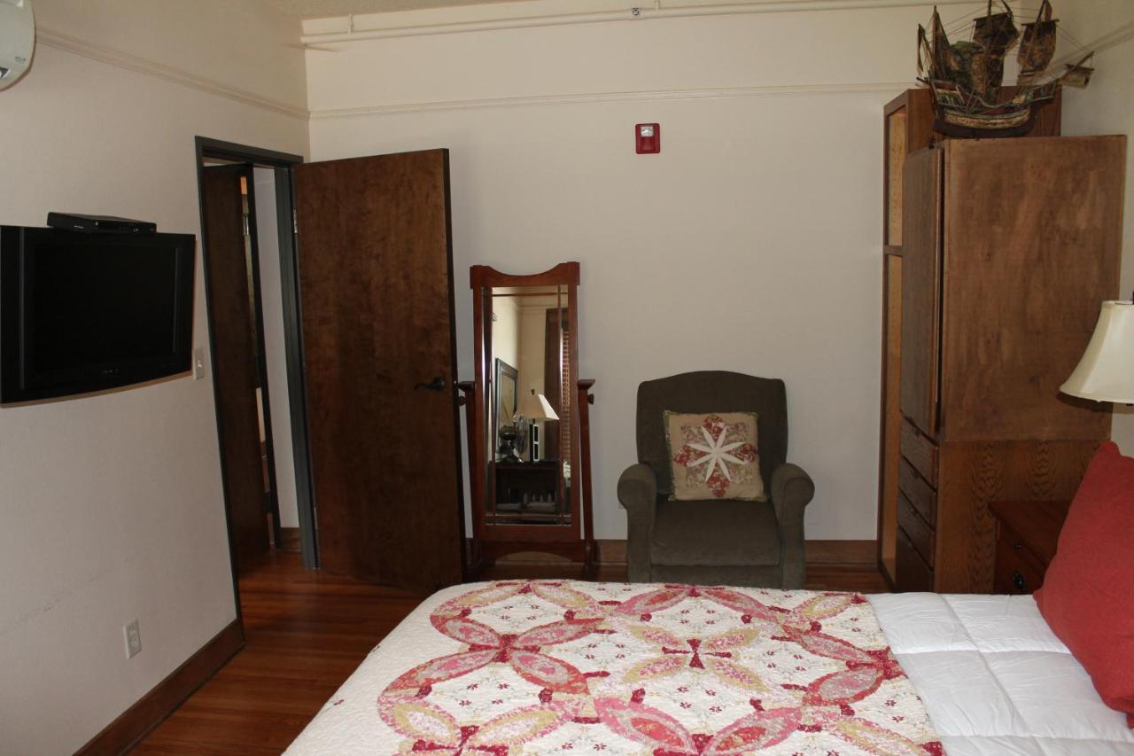 Iowa House Historic Inn Ames Buitenkant foto