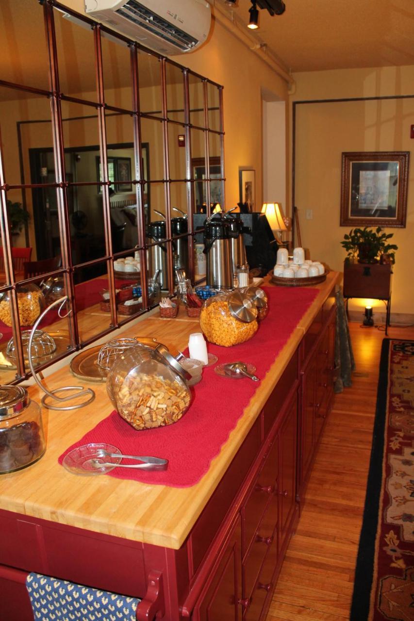 Iowa House Historic Inn Ames Buitenkant foto