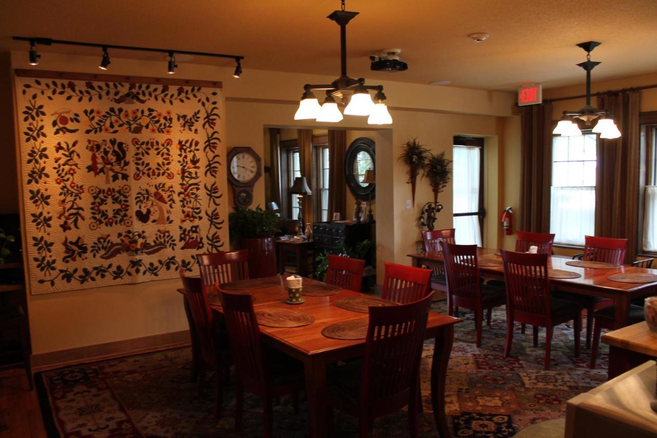 Iowa House Historic Inn Ames Buitenkant foto