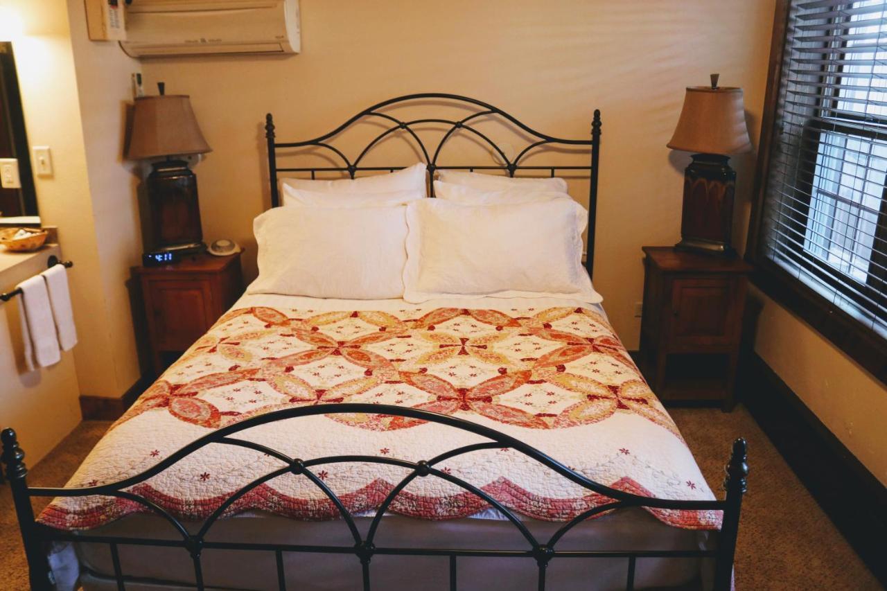Iowa House Historic Inn Ames Buitenkant foto