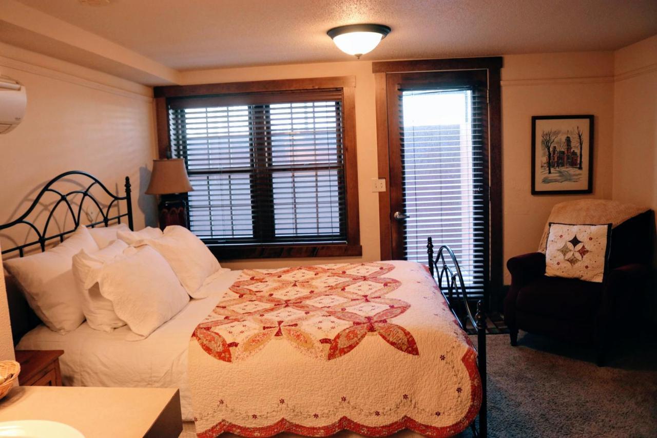 Iowa House Historic Inn Ames Buitenkant foto