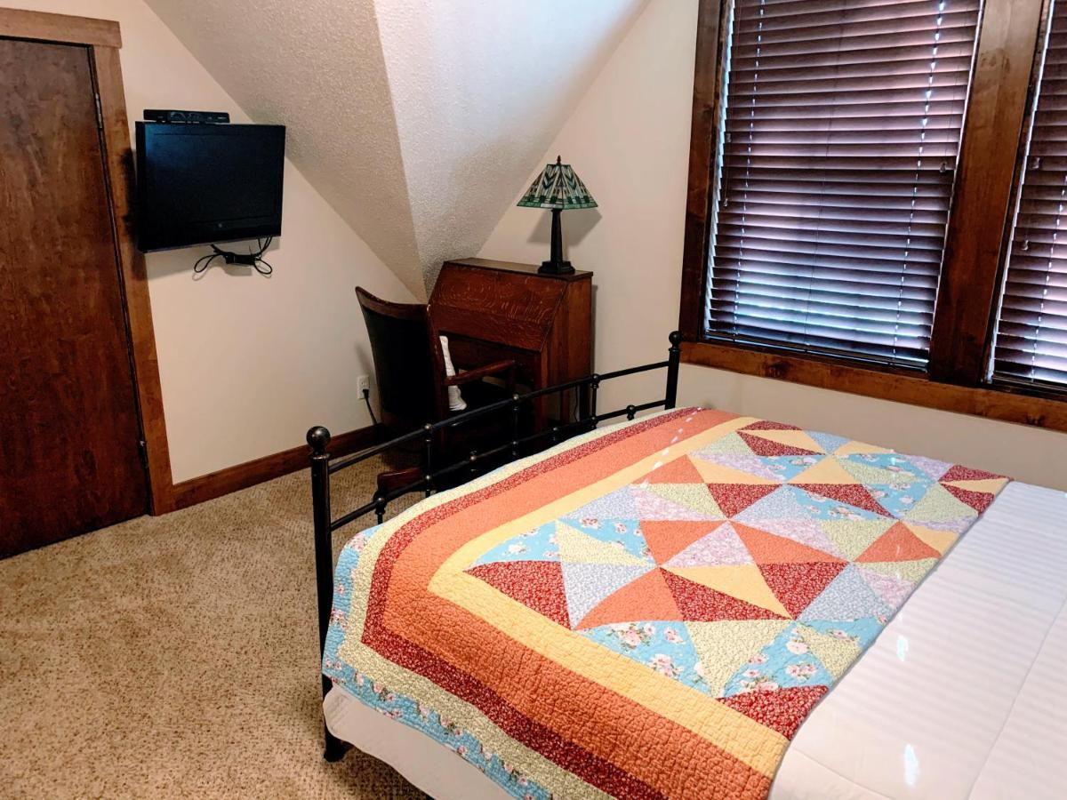 Iowa House Historic Inn Ames Buitenkant foto