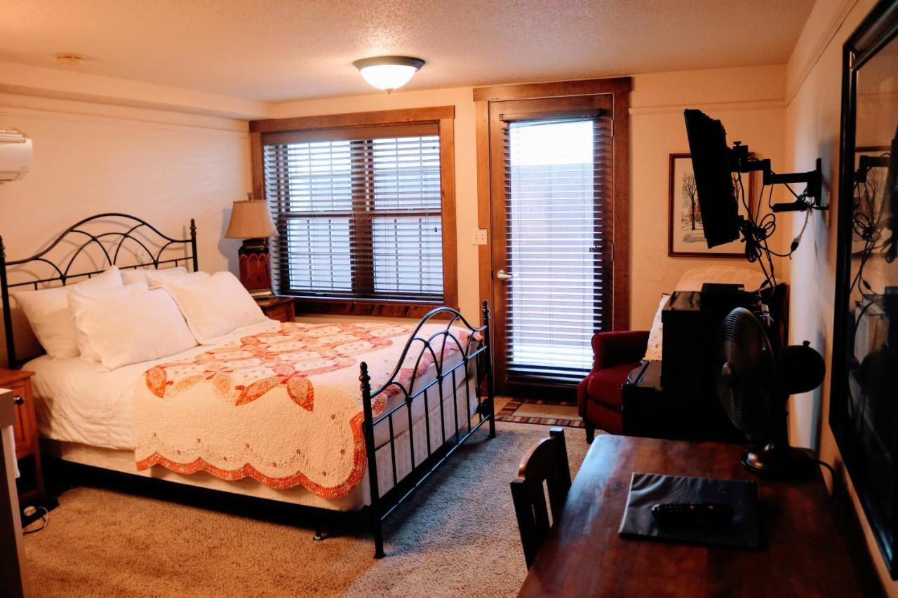 Iowa House Historic Inn Ames Buitenkant foto