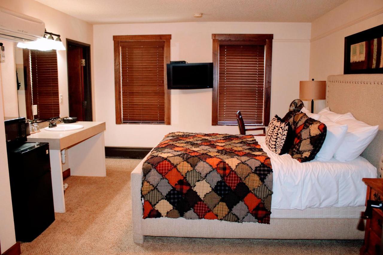 Iowa House Historic Inn Ames Buitenkant foto