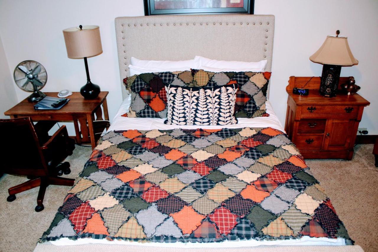 Iowa House Historic Inn Ames Buitenkant foto